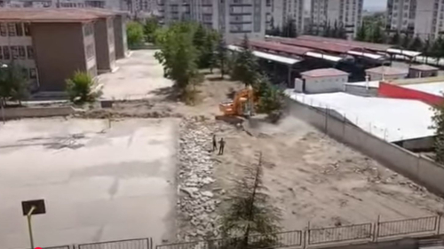 Okul Bahçesindeki  Ağaçları Söktüler